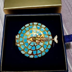 Estee Lauder translucent compact.   Never used.  Mint condition